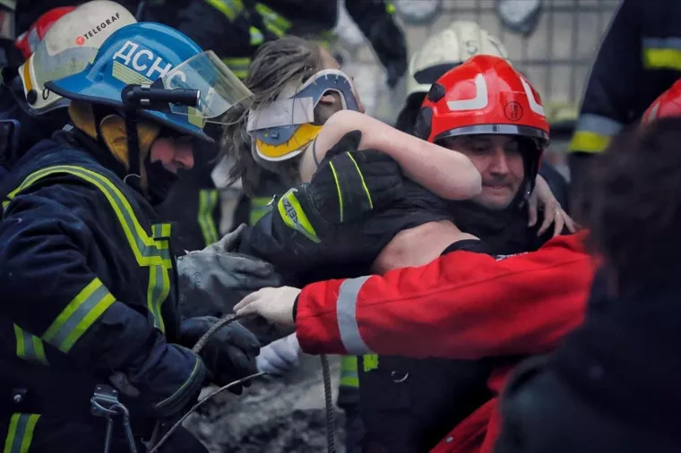 В Днепре из-под завалов достали женщину | Фото: Валентин Резниченко