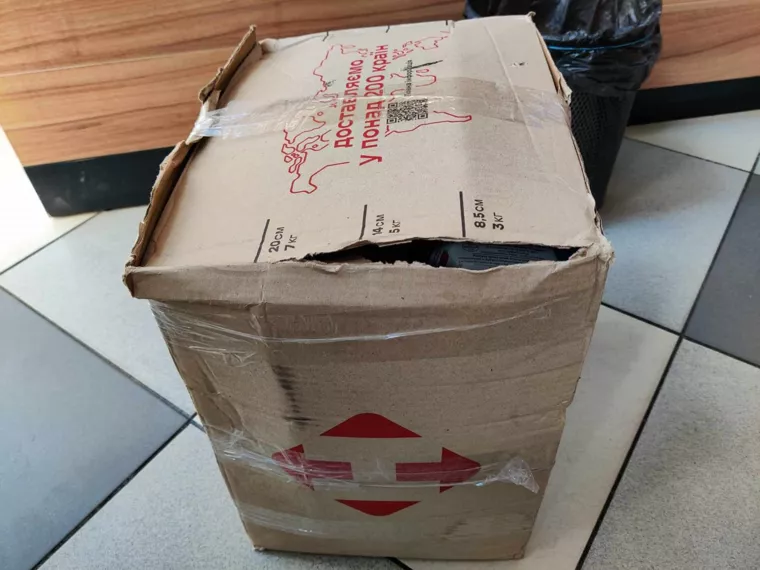 Разорванная коробка, которую получила клиентка Новой почты
