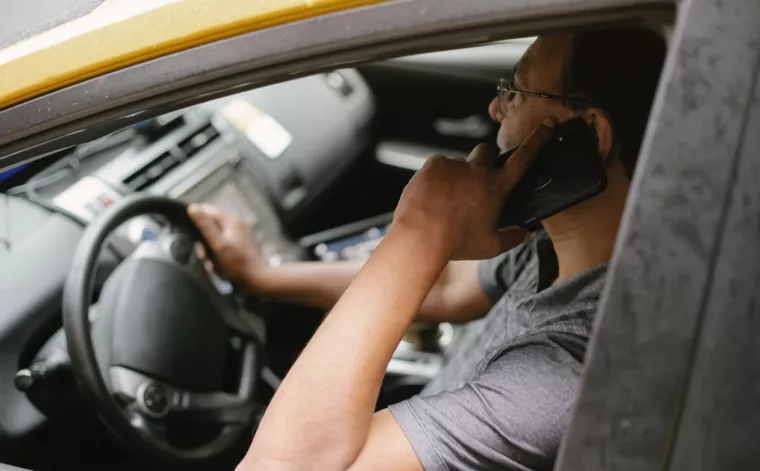 За телефон в руці під час водіння можна отримати штраф