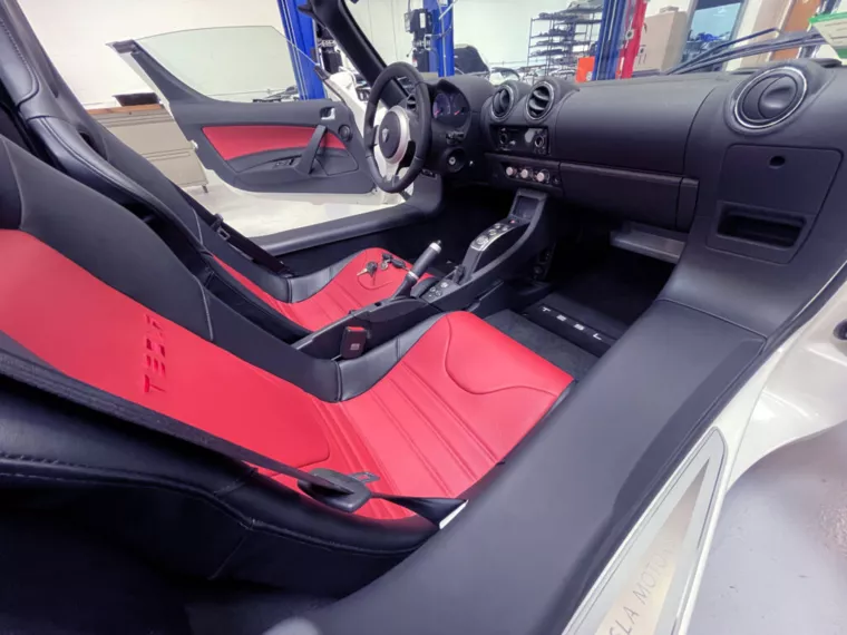 Интерьер Tesla Roadster