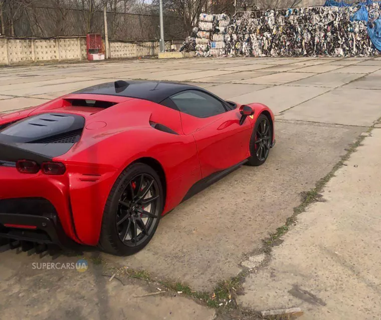 Ferrari SF90 Stradale | Фото: supercars_ua/Instagram, alex_slobozhenko/Instagram, ТопЖир