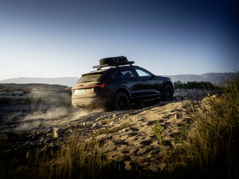 Audi Q8 e-tron Edition Dakar задняя часть