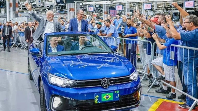 Президент Бразилии Луис Инасиу Лула да Силва в кабриолете Volkswagen Virtus