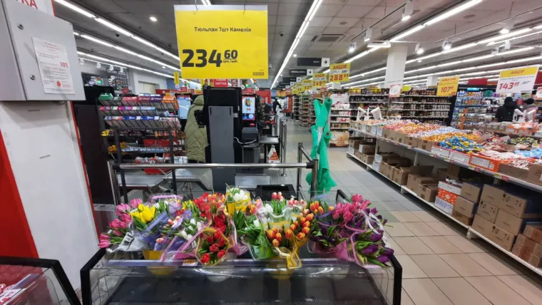 Квіти в супермаркеті до Дня Святого Валентина