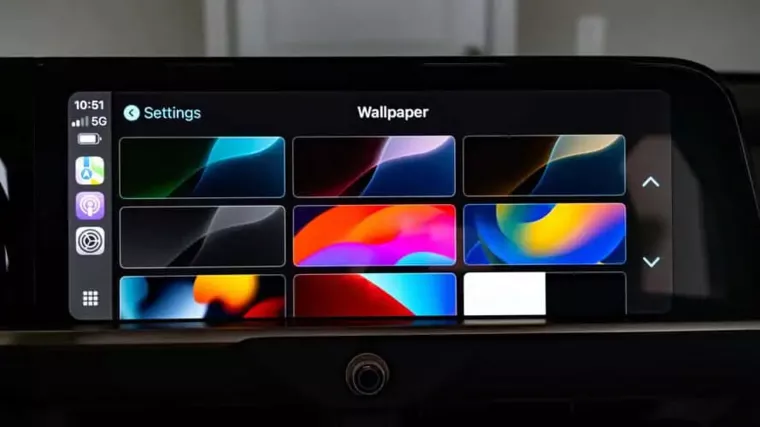 Можливість вибрати шпалери на головному екрані CarPlay.