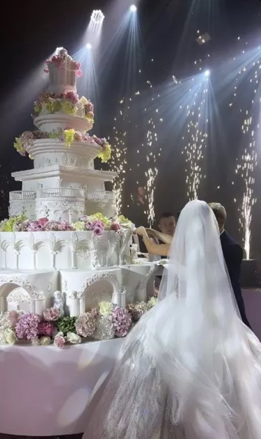Торт за 100 000 грн на шикарной свадьбе