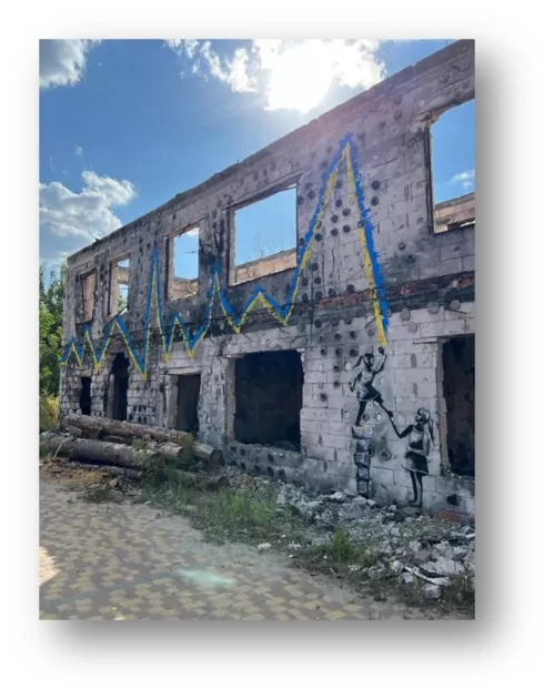Две девушки рисуют желто голубой ритм сердцебиения на разрушенном здании