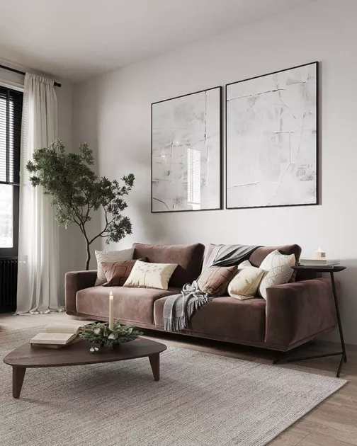Коричневый диван идеально подходит в интерьере с белыми стенами
