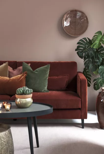 Коричневые оттенки мебели прекрасно сочетаются с розовым