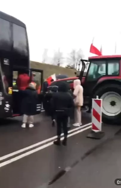 Польские фермеры блокировали проезд пассажирскому автобусу